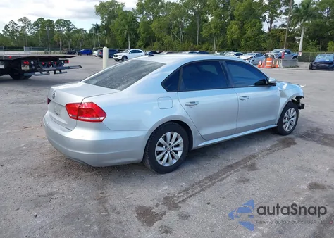 2012 Volkswagen Passat 2.5L S z USA, uszkodzony, nr VIN 1VWAH7A30CC019243